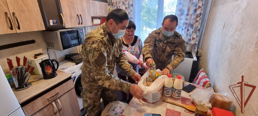 Бойцы тувинского СОБР Росгвардии оказали помощь семье погибшего боевого товарища